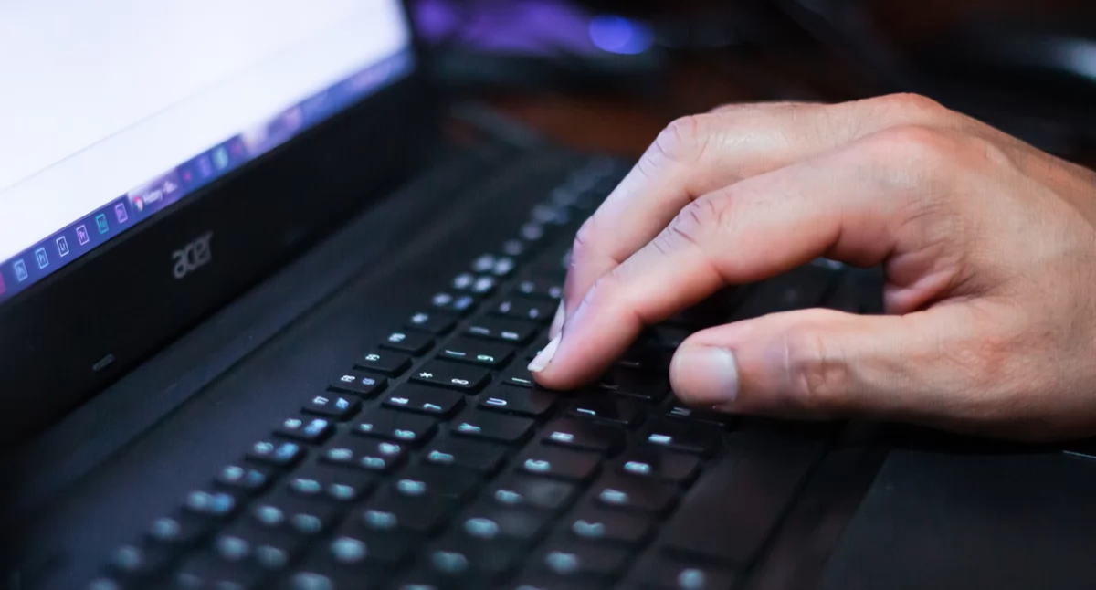 Informacje, Ministerstwo Rozwoju Technologii ostrzega przed nowym oszustwem internetowym - zdjęcie, fotografia