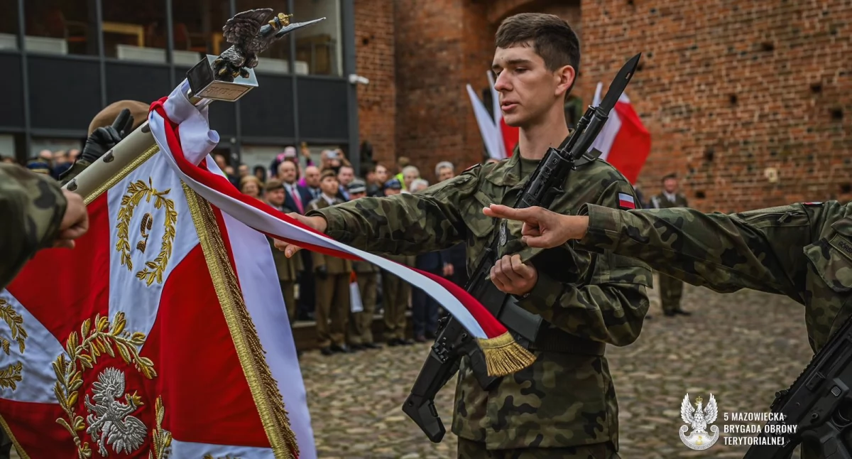 Armia i obrona terytorialna, Terytorialsi północnego Mazowsza złożyli przysięgę Zamku Książąt Mazowieckich - zdjęcie, fotografia