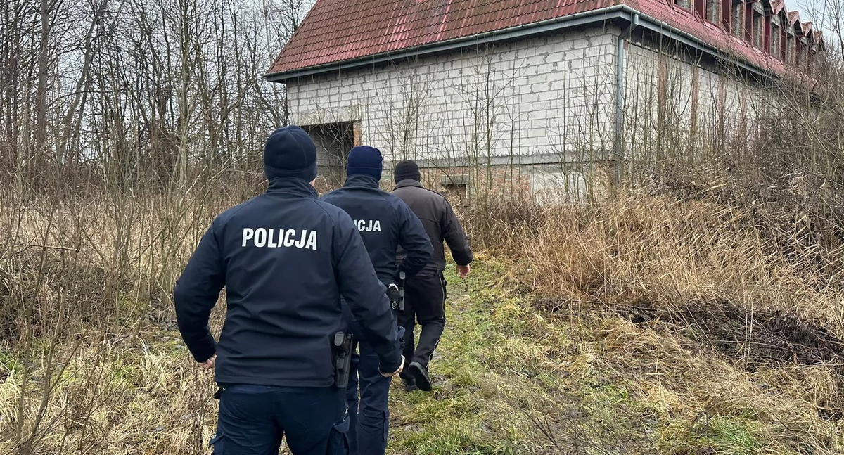 Kronika kryminalna, latek znaleziony pustostanie szybka reakcja policji uratowała życie - zdjęcie, fotografia