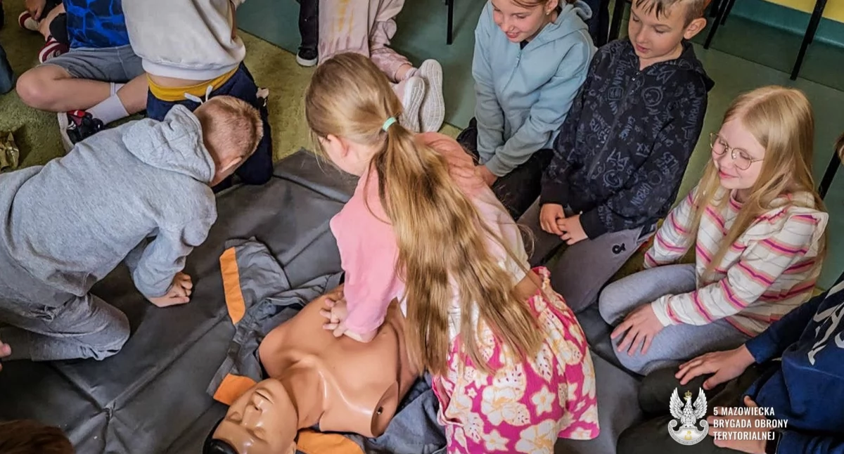 Armia i obrona terytorialna, Żołnierze Mazowieckiej Brygady ponownie szkołach ramach edycji projektu „Edukacja wojskiem” - zdjęcie, fotografia