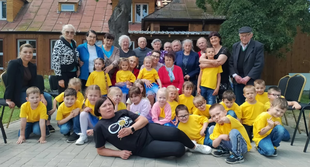 Opieka społeczna, Międzypokoleniowe spotkanie Nowych Hołowczycach wspólny który znaczenie - zdjęcie, fotografia