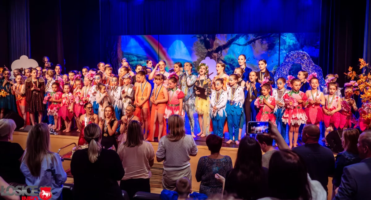 Teatr - Scena, „Po drugiej stronie tęczy” tańca emocji Indigo Dance - zdjęcie, fotografia