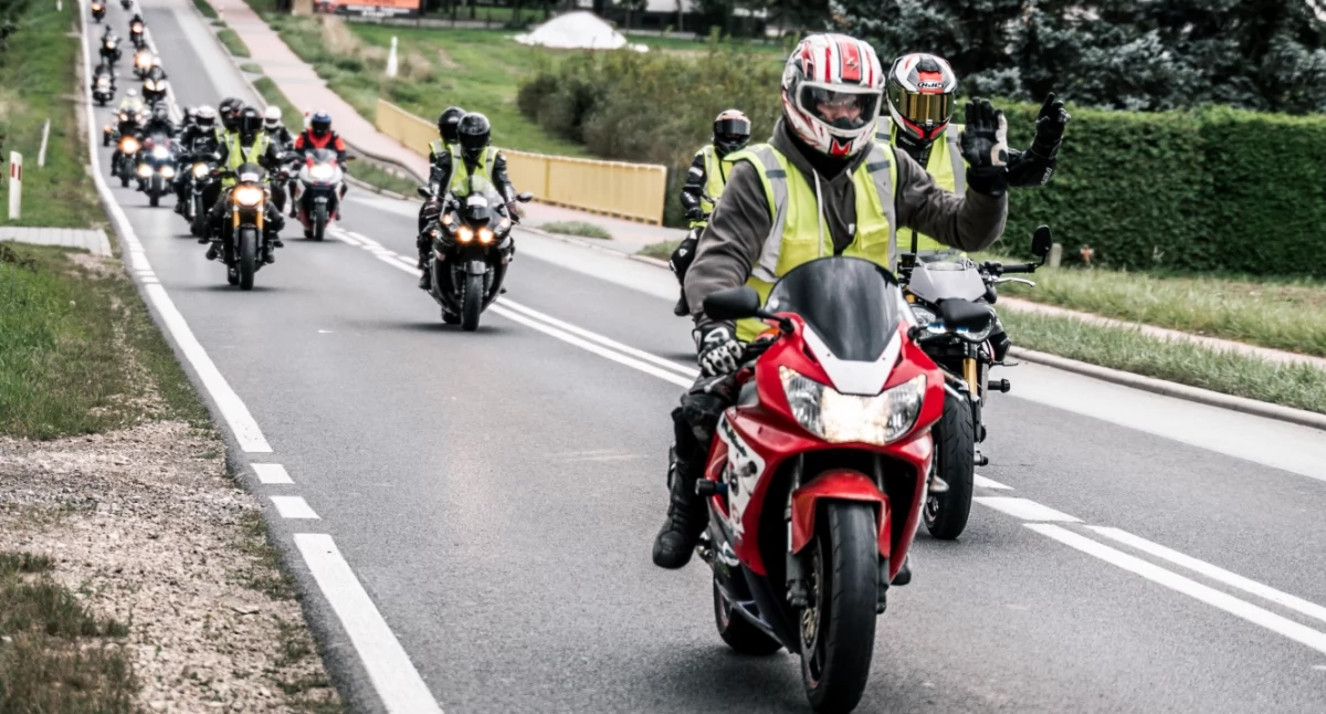 Motocross, Motocykliści pożegnali sezon Łosicach „Ta ostatnia niedziela” przyciągnęła setki uczestników - zdjęcie, fotografia