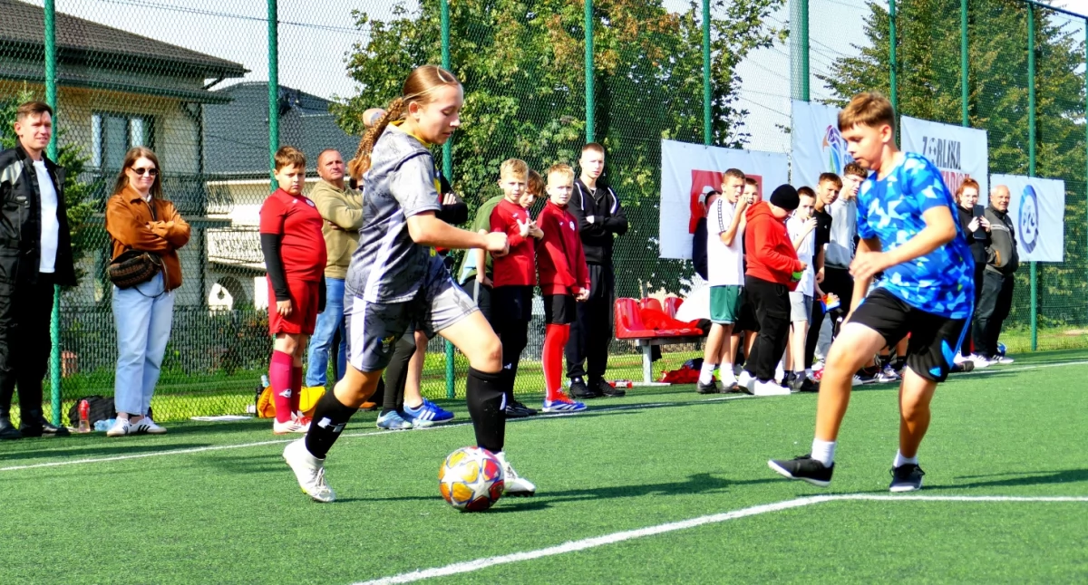 Piłka nożna, Futbolowe emocje Łosicach młodzi piłkarze walczyli Puchar Młodzieżowej - zdjęcie, fotografia