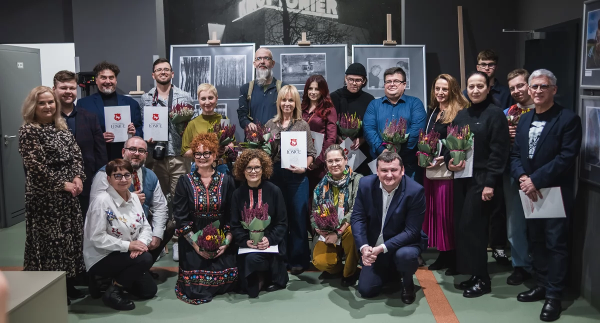 Projekty - Wystawy, Wieczór uważności wzruszeń Wernisaż „Światłoczułego powiatu łosickiego” zachwycił - zdjęcie, fotografia