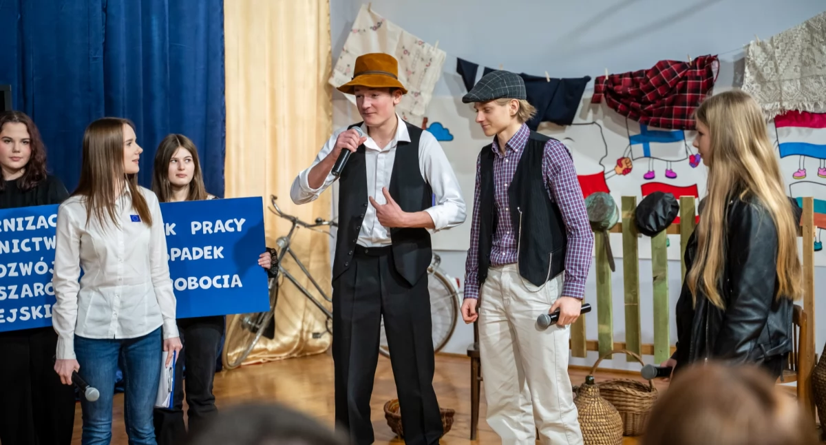 Edukacja - Szkoły, Humor przesłaniem Europa patosu Podsumowano projekt „Piękna dwudziestoletnia” otwarto nową świetlicę - zdjęcie, fotografia