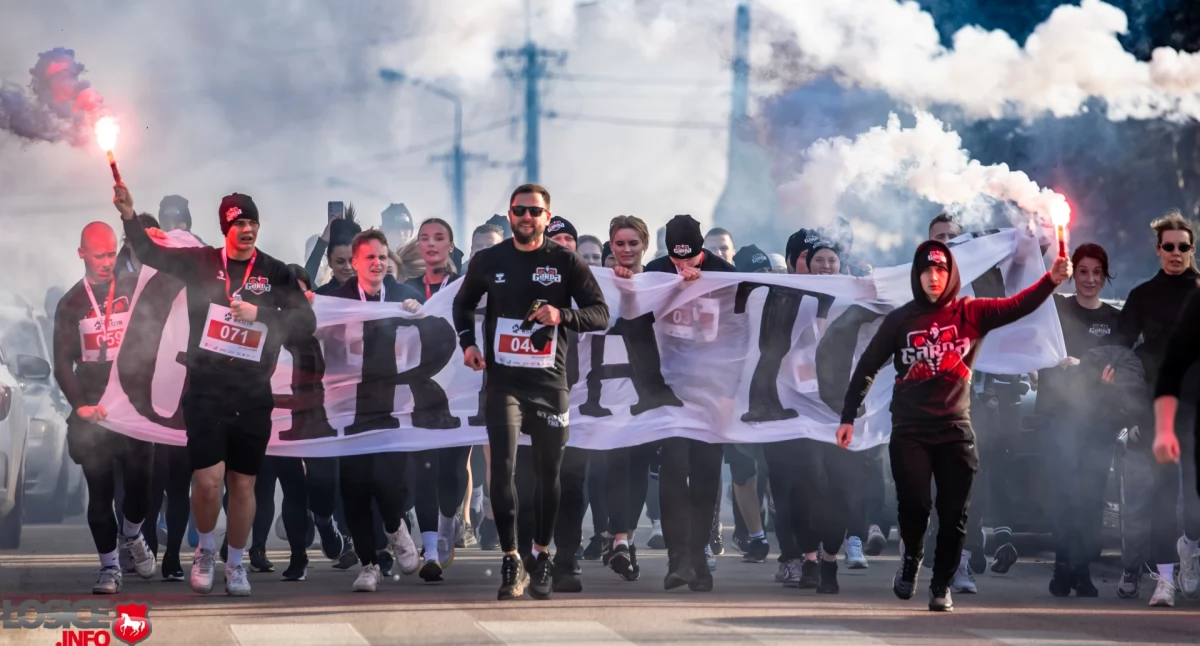 Biegi, Słońce wspólny finisz Łosice pobiegły marca - zdjęcie, fotografia