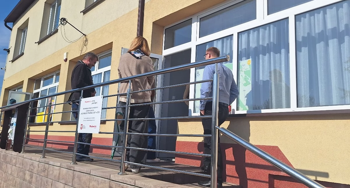 Inwestycje, Mieszkańcy Starych Szpaków rozmawiali planowanych elektrowniach wiatrowych - zdjęcie, fotografia