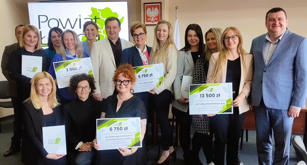 Sprawy urzędowe, Powiat podpisał umowy organizacjami pozarządowymi Dofinansowanie otrzymało pięć projektów - zdjęcie, fotografia