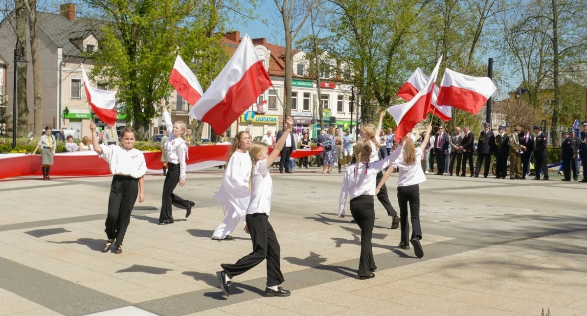 Imprezy cykliczne, Biało czerwone Łosice uczciły Konstytucję - zdjęcie, fotografia