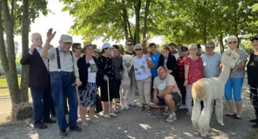 Alpaki, uśmiechy i integracja – seniorzy na wyjątkowej wycieczce